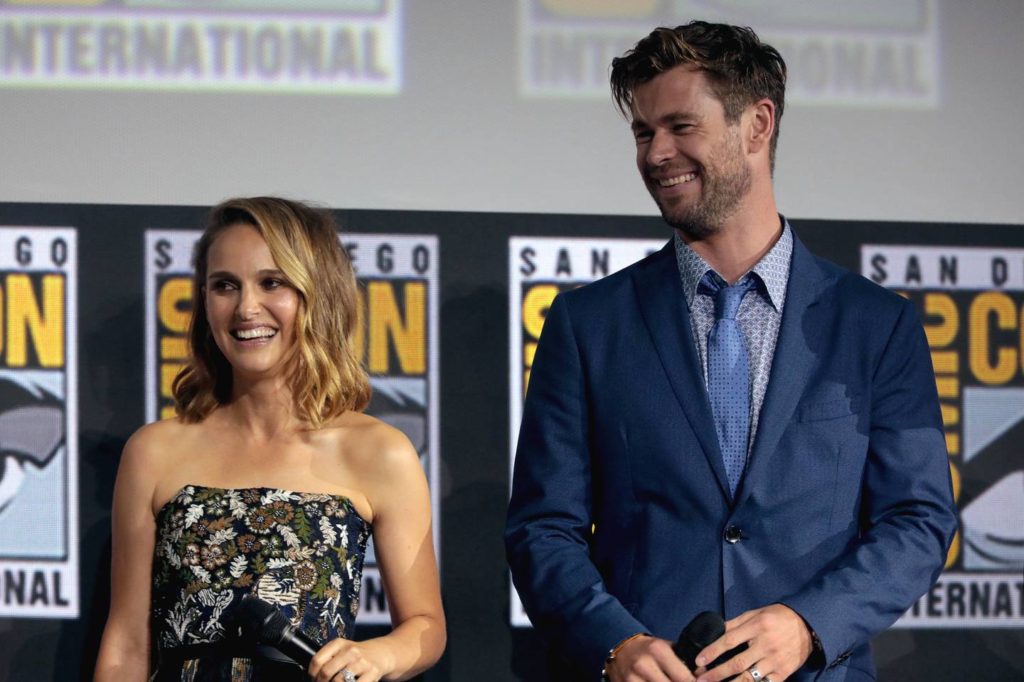 Natalie Portman y Chris Hemsworth hablando en el San Diego Comic Con International 2019, por "Thor: Love and Thunder".