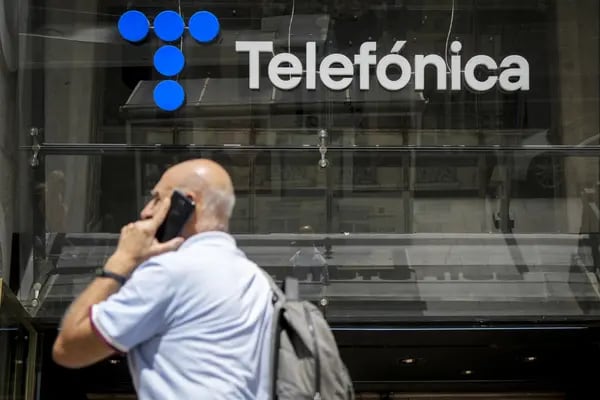Loja da Telefónica em Madri: o governo do primeiro-ministro Pedro Sánchez terá posição poderosa para influenciar a operadora