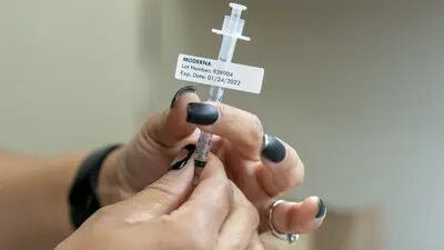 Un trabajador de salud prepara una dosis de la vacuna Moderna contra el Covid-19 para un niño en una clínica de vacunas del Departamento de Salud del Condado de Oklahoma en Oklahoma City, Oklahoma, Estados Unidos, el miércoles 17 de noviembre de 2021.