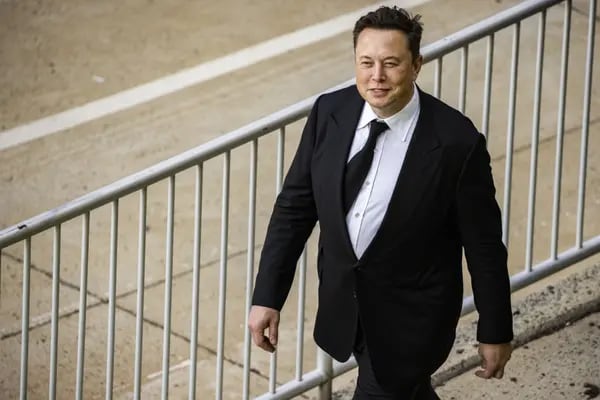 Elon Musk, CEO de Tesla Inc, sale del tribunal para el juicio de SolarCity en Wilmington, Delaware, Estados Unidos, el lunes 12 de julio de 2021.