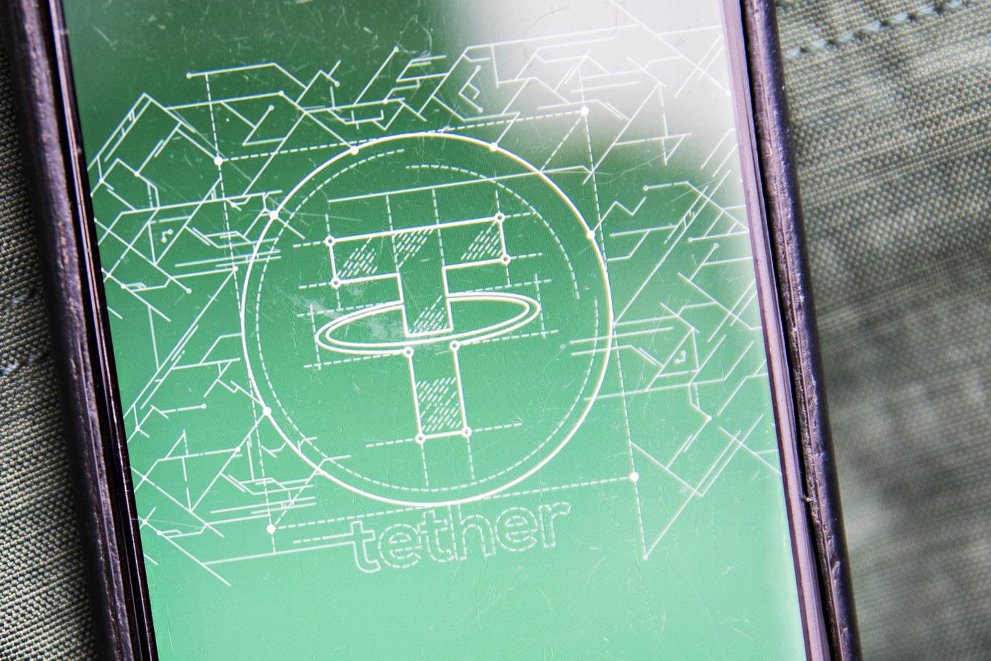 El logo de Tether se ve en un teléfono inteligente, en Washington, D.C., el martes 5 de diciembre de 2017. Tether, que comenzó a cotizar en 2015, se describe como una alternativa estable a las salvajes oscilaciones de precio del bitcoin.