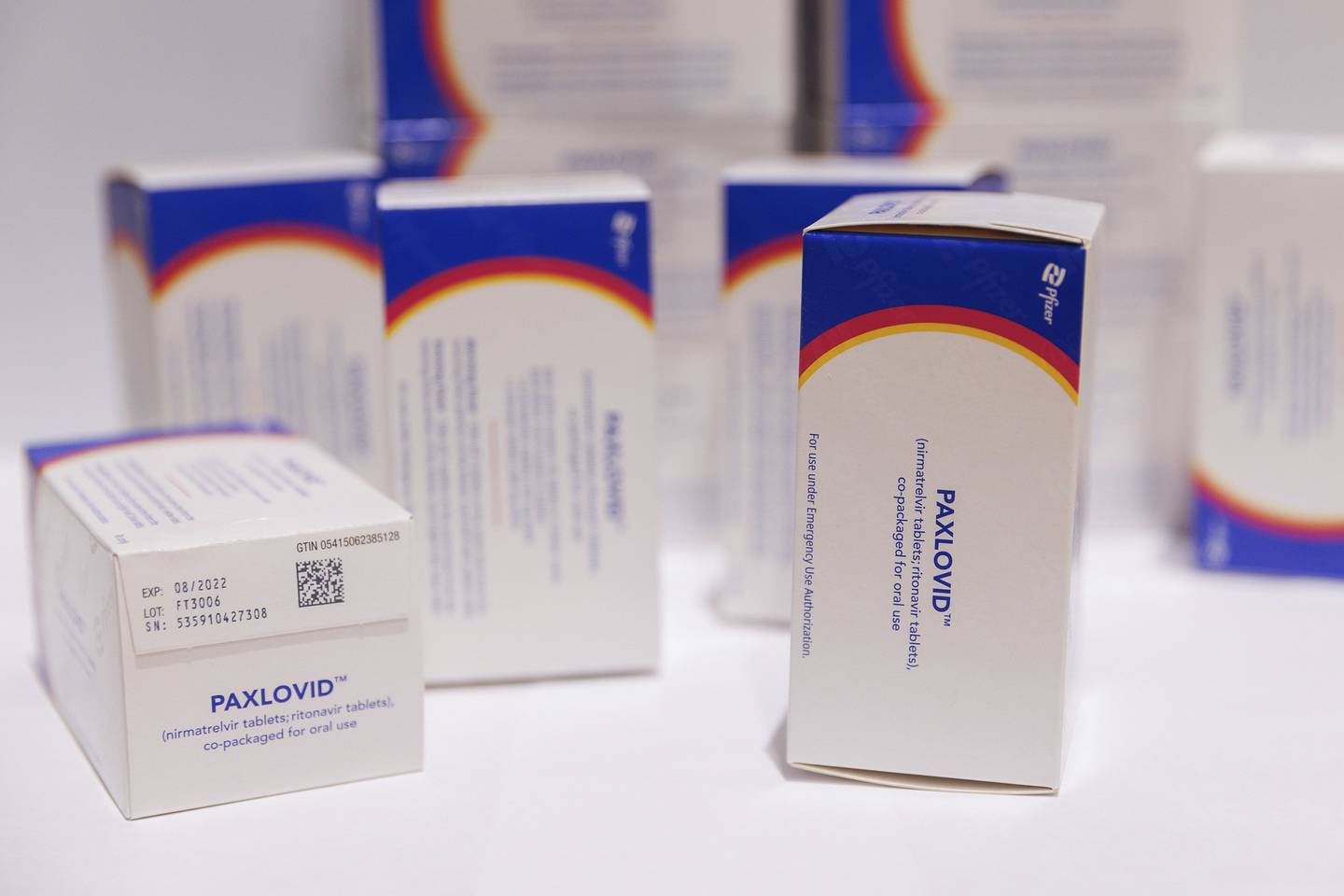 Cajas de medicamentos antivirales Paxlovid de Pfizer Inc., en un almacén de Shoham, Israel.