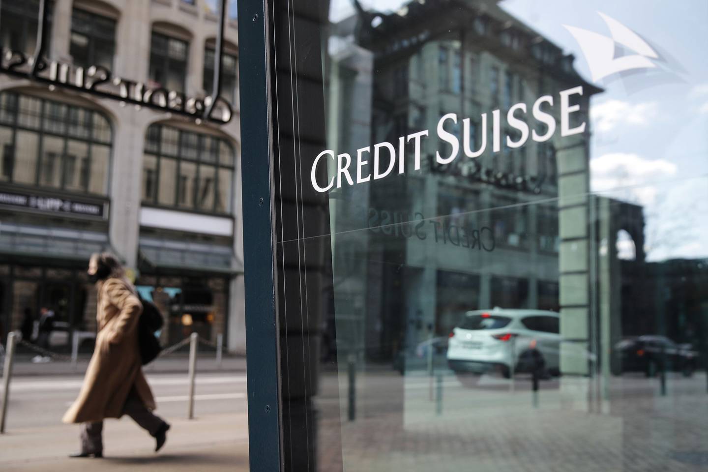 Un logo de Credit Suisse en una ventana de la sede de Credit Suisse Group AG en Zurich, Suiza, el 8 de abril de 2021. Foto: Stefan Wermuth/Bloombergdfd