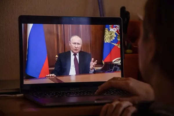 Una persona mira el discurso de Putin en Rusia