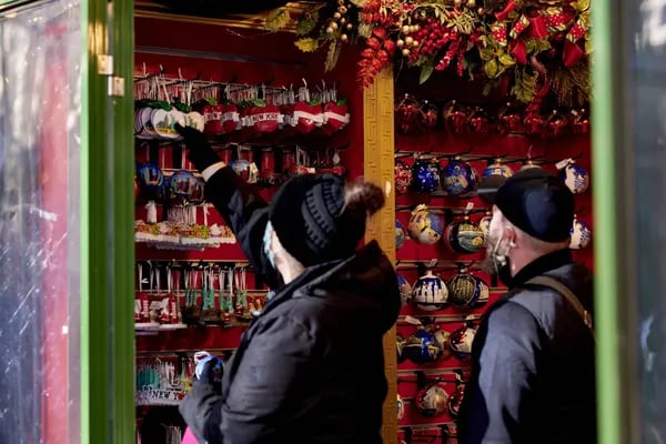 Compradores en las tiendas navideñas de Urbanspace, en Bryant Park en Nueva York.