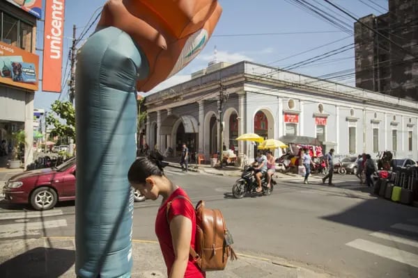 Personas caminando por Asunción, Paraguay Photographer: Santi Carneri/Bloomberg