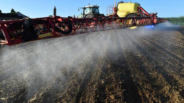 União Europeia quer reduzir uso de pesticidas pela metade até 2030dfd