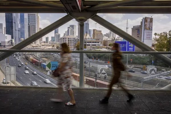 Personas utilizan un puente peatonal en la estación de tren de Hashalom en Tel Aviv, Israel, el miércoles 2 de junio de 2021.
