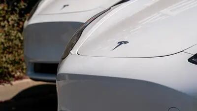 Vehículos Tesla Model 3 en una tienda en Rocklin, California, Estados Unidos, el miércoles 21 de julio de 2021.