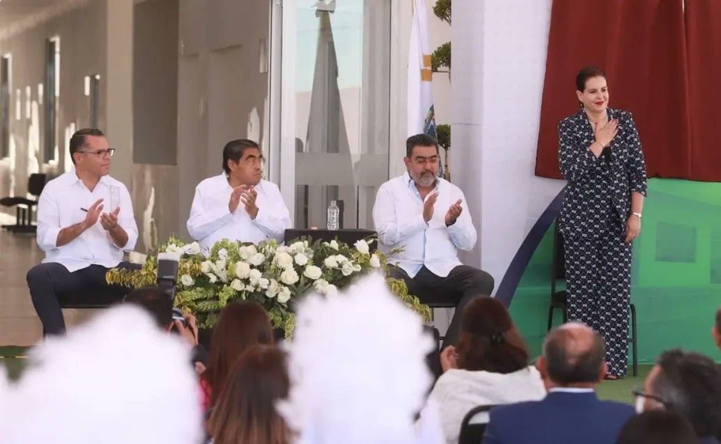 Ana Lucía Hill, secretaria de Gobernación del Gobierno de Puebla (de pie) acompañada del gobernador de Puebla, Miguel Barbosa (al centro). (Cortesía: @ANALUCIAHILL)