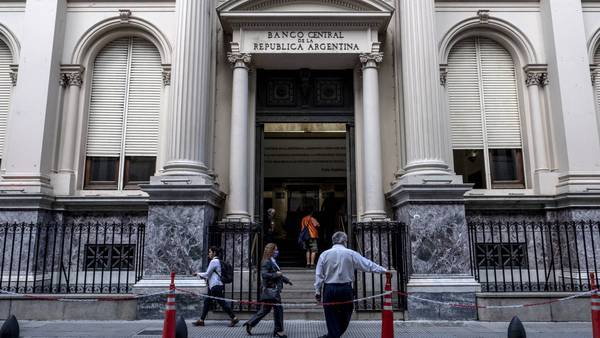 Banco Central de Argentina sube la tasa Leliq por 300 puntos básicos a 81%dfd