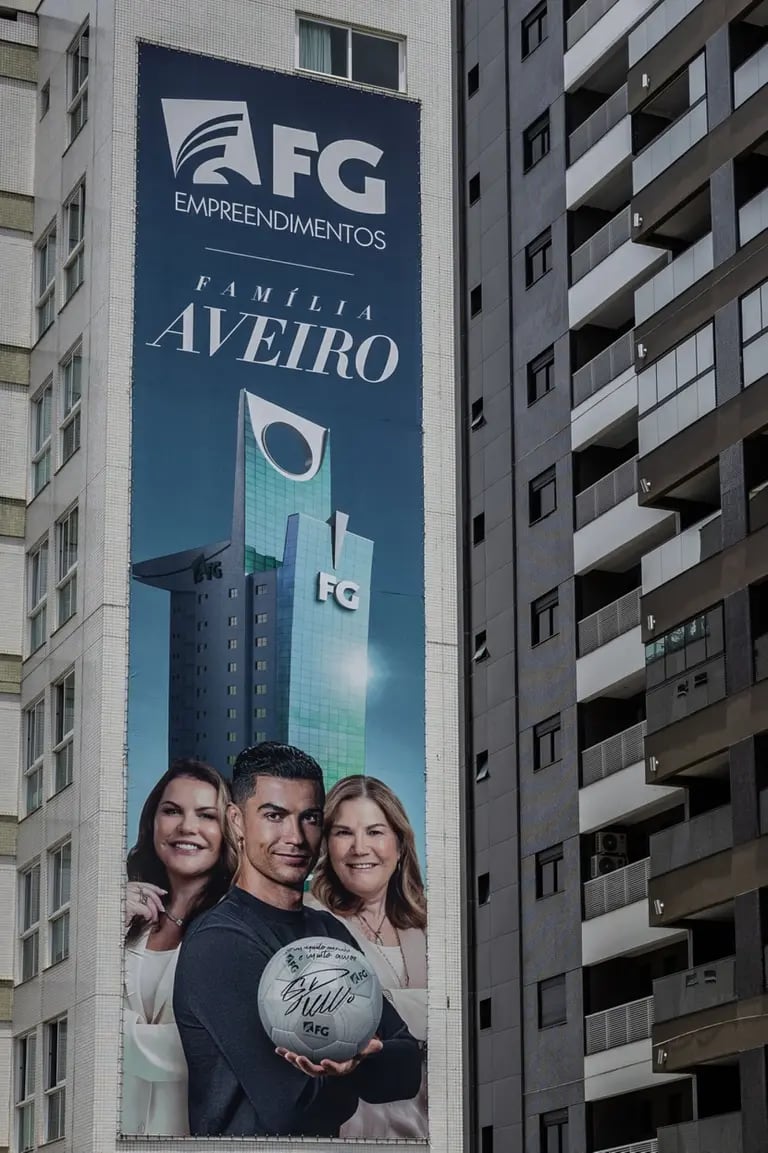 Un anuncio en un edificio con Ronaldo en el Balnerario Camboriúdfd