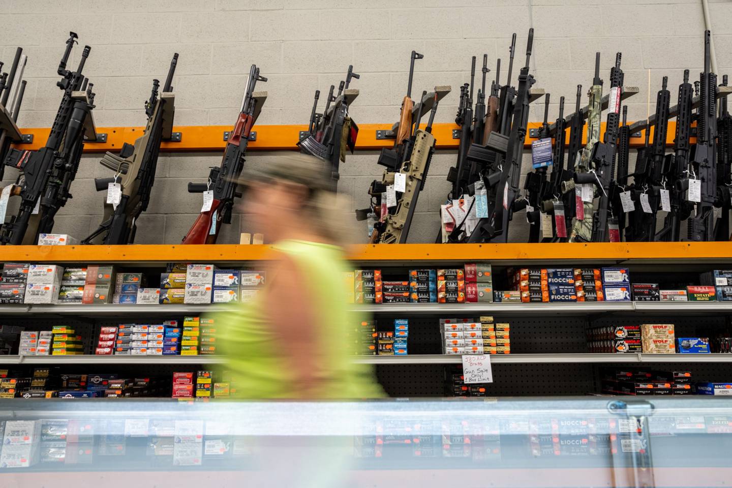 Un empleado pasa rifles a la venta en Knob Creek Gun Range en West Point, Kentucky, Estados Unidos, el jueves 22 de julio de 2021. Las ventas de armas de fuego han alcanzado un ritmo casi récord de más de un millón al mes, según Small Arms Analytics & Forecasting.