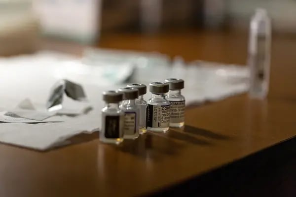 Viales que contienen la vacuna contra el Covid-19 desarrollada por Pfizer y BioNTech.