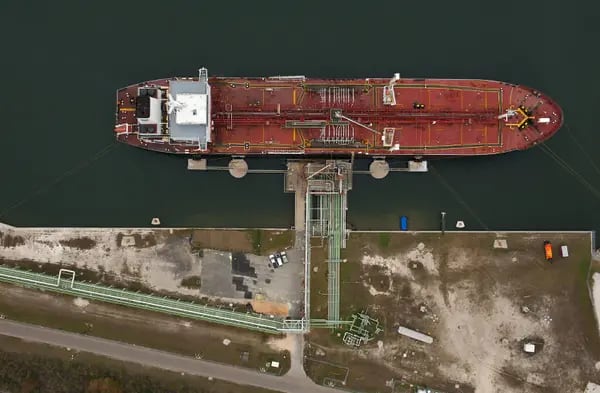 El petrolero California Voyager de Chevron Corp. carga productos petrolíferos en el Puerto de Corpus Christi en Corpus Christi, Texas, EE.UU., como se ve en esta foto aérea tomada el lunes 27 de diciembre de 2010.