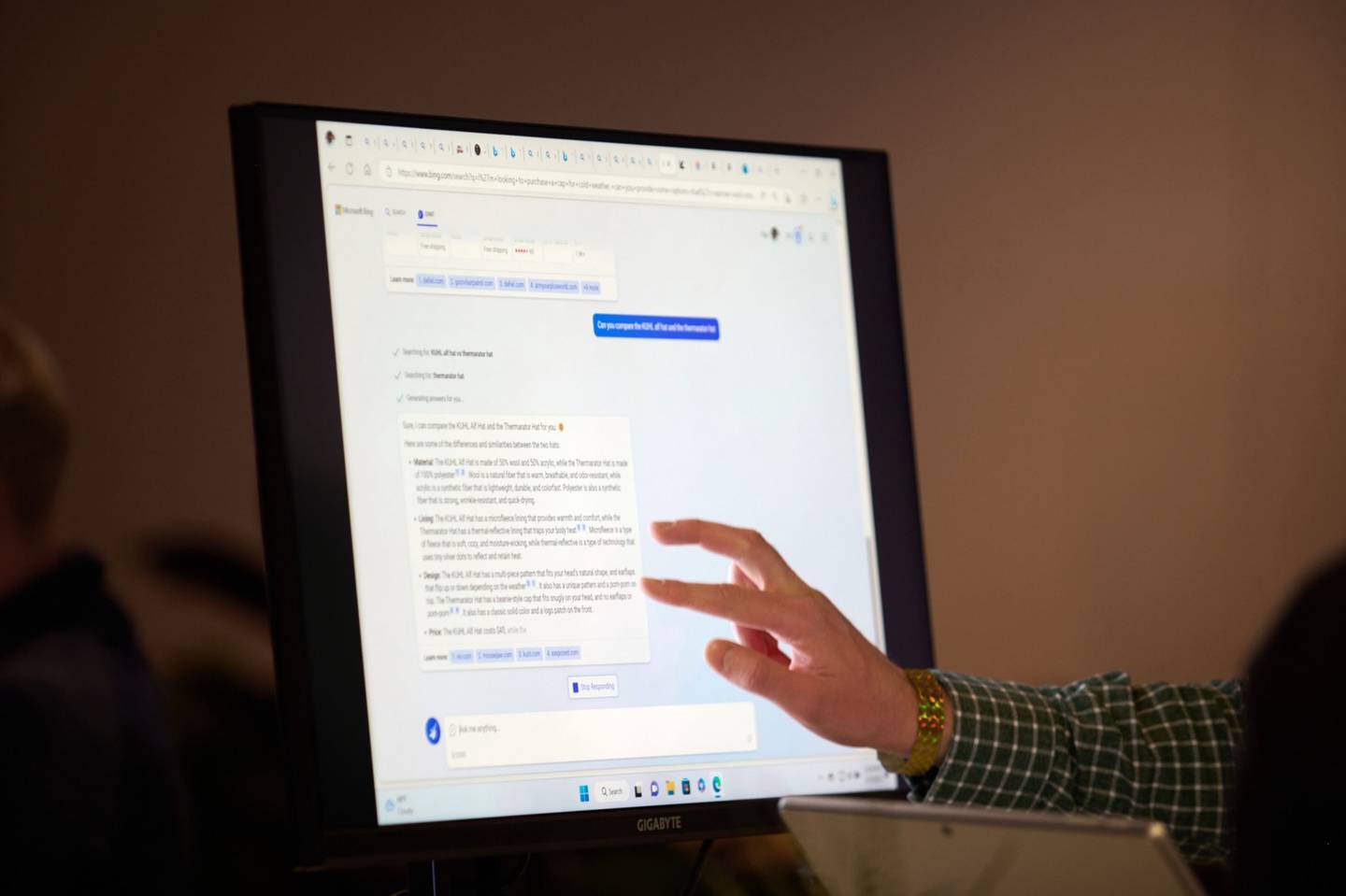 Un asistente interactúa con el motor de búsqueda Microsoft Bing y el navegador Edge durante un evento. Fotógrafa: Chona Kasinger/Bloomberg