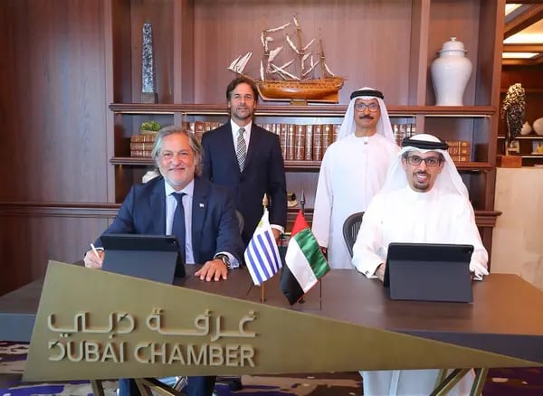 El presidente uruguayo Luis Lacalle Pou en una reunión con Dubái Chamber durante su misión oficial a Emiratos Árabes Unidos