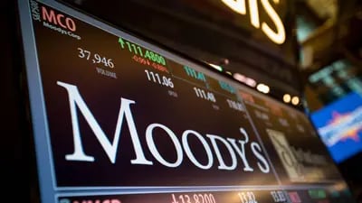Logo de Moody's en una pantalla con indicadores financieros.