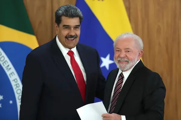 El presidente de Venezuela, Nicolás Maduro, izquierda, y el presidente brasileño Luiz Inácio Lula da Silva sonríen al final de una conferencia de prensa después de su reunión bilateral en el palacio de Planalto en Brasilia, Brasil, lunes 29 de mayo de 2023.