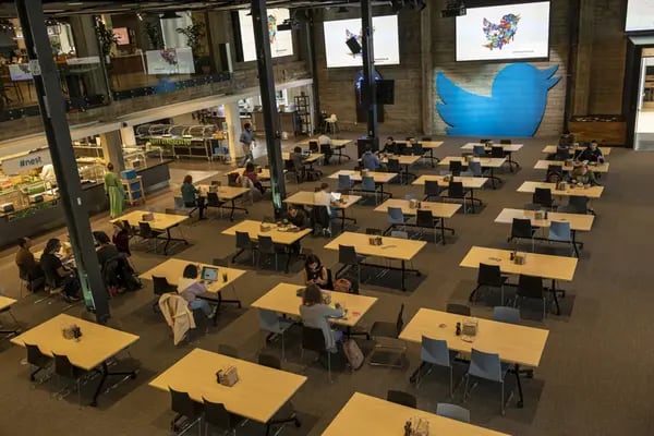 Empleados en mesas dentro de la sede de Twitter en San Francisco, California, EE.UU., el jueves 17 de marzo de 2022.