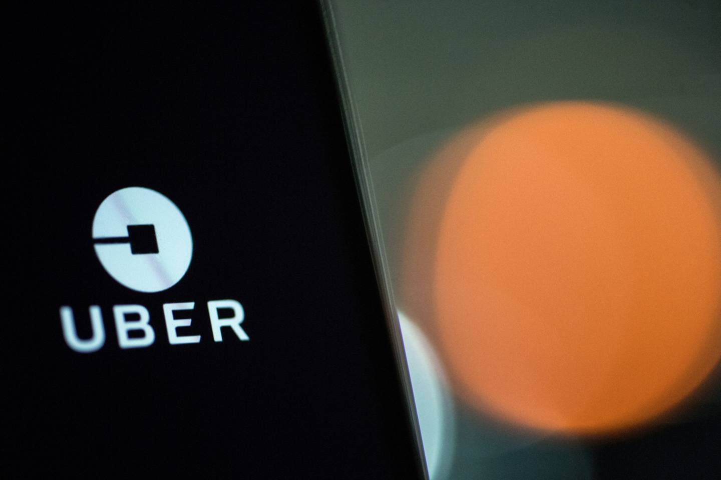 Un logotipo de Uber Technologies Inc. aparece en la pantalla de un smartphone en esta fotografía arreglada en Londres, Reino Unido, el viernes 22 de diciembre de 2017. Fotógrafo: Chris J. Ratcliffe/Bloomberg
