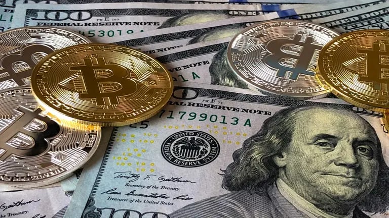 Ilustración de tokens de bitcoin sobre dólares.dfd
