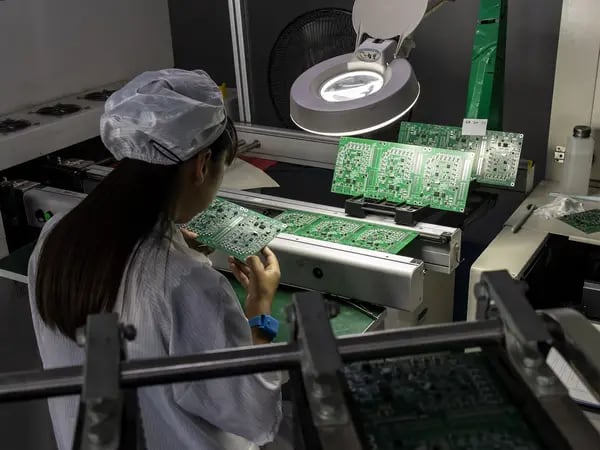 Un empleado inspecciona placas de circuitos integrados en la fábrica de Smart Pioneer Electronics Co. en Suzhou, China, el viernes 23 de septiembre de 2022.