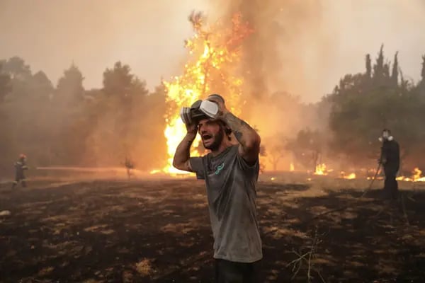 Un incendio forestal al norte de Atenas obligó a los residentes a abandonar sus hogares durante una ola de calor en Grecia.