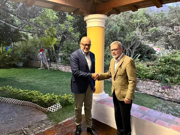 Jorge Rodríguez y Gerardo Blyde estrechan manos en un encuentro este 17 de mayo de 2022