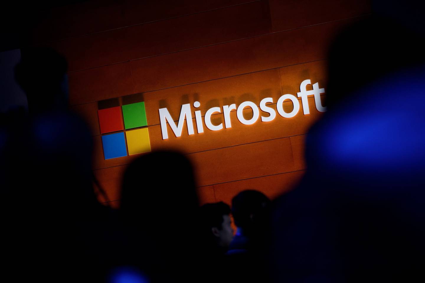 El logotipo de Microsoft se ilumina en una pared durante un evento de lanzamiento de Microsoft para presentar el nuevo portátil Microsoft Surface y el sistema operativo Windows 10 S, el 2 de mayo de 2017 en Nueva York.