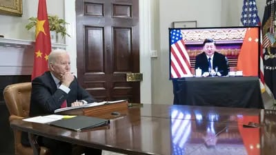 Joe Biden en una llamada virtual con Xi Jinping en 2021