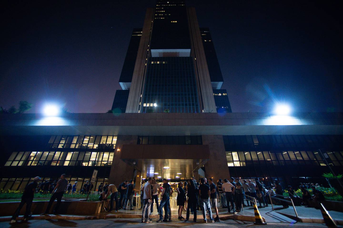 Trabajadores protestan frente al Banco Central de Brasil en Brasilia, Brasil, el miércoles 4 de mayo de 2022.