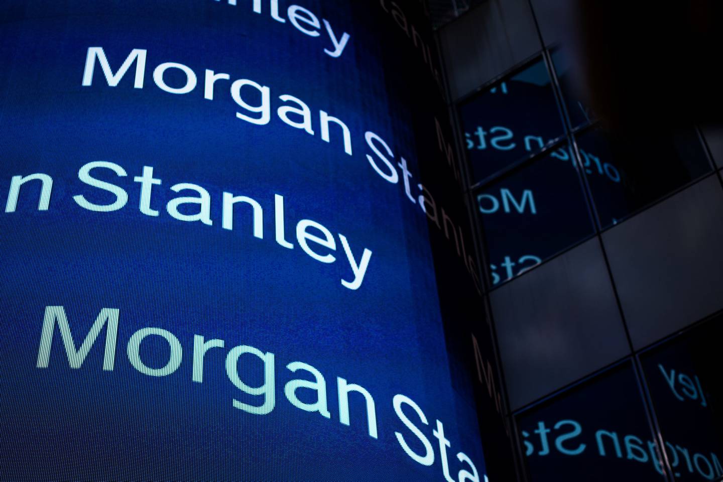 Una firma digital de Morgan Stanley es proyectada en el exterior de la sede de la empresa en New York, EE.UU., el viernes 7 de octubre de 2016. Fotógrafo: Mark Kauzlarich/Bloombergdfd