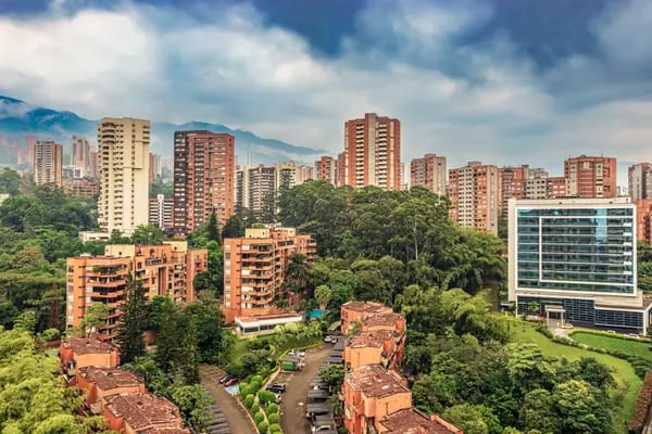 En el transcurso de este año, los precios en Medellín para vivienda usada y nueva se habrían incrementado un 43,8%, el tercer mayor aumento en Colombia solo por detrás de Barranquilla (56,5 %) y Bogotá (45,7%).