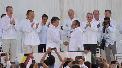 Apretón de manos del entonces presidente Juan Manuel Santos y Rodrigo Londoño, jefe de las Farc, tras la firma del histórico acuerdo final de paz en Cartagena.