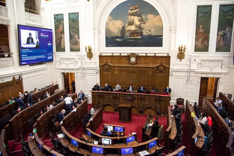 Legisladores asisten a una reunión de la Convención Constitucional en el antiguo Congreso Nacional de Chile en Santiago, Chile, el lunes 11 de abril de 2022.Fuente: Bloombergdfd