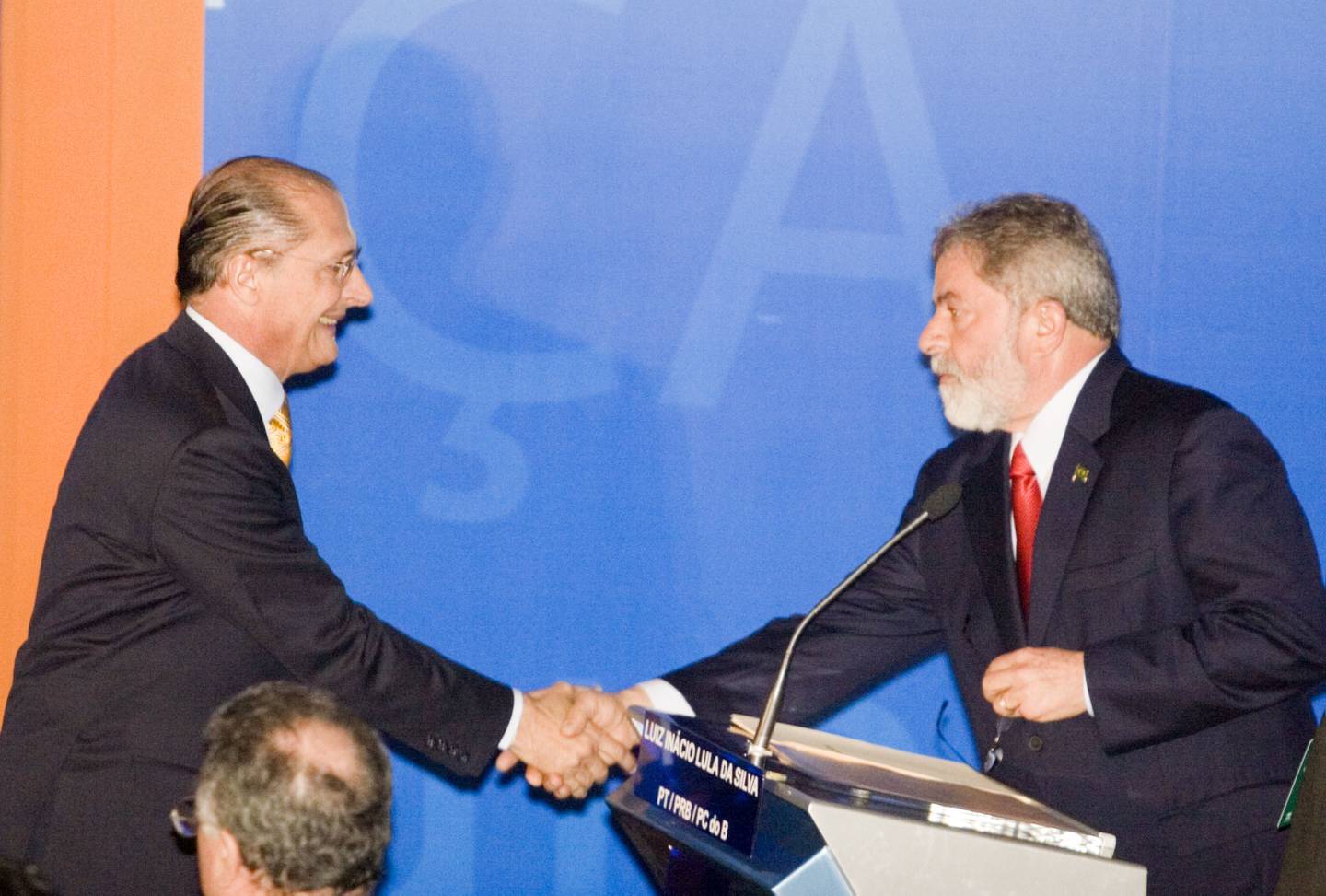 De 2006: el expresidente brasileño Luiz Inacio Lula da Silva, a la derecha, le da la mano a Geraldo Alckmin Filho, exgobernador de São Paulo, a la izquierda, durante un debate presidencial televisado en São Paulo, Brasil, el domingo 8 de octubre de 2006.Fotógrafo: Marcos Issa/ Bloomberg News .dfd