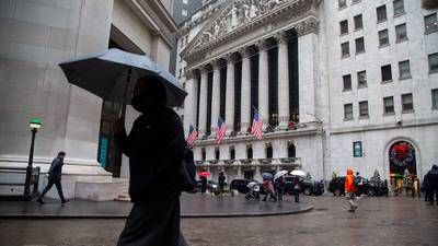Acciones caen en EE.UU.; operadores tensos ante nuevo tumulto bancariodfd