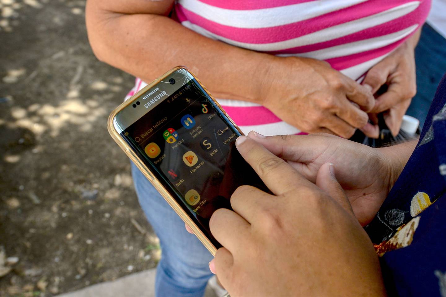 Un cliente abre la aplicación del monedero digital Chivo bitcoin en la Plaza Salvador del Mundo en San Salvador, El Salvador, el miércoles 29 de septiembre de 2021.dfd