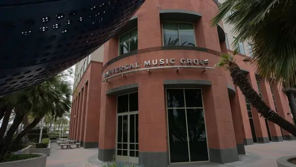 Nuevo golpe a la industria del entretenimiento: Universal Music despedirá a cientos de personasdfd