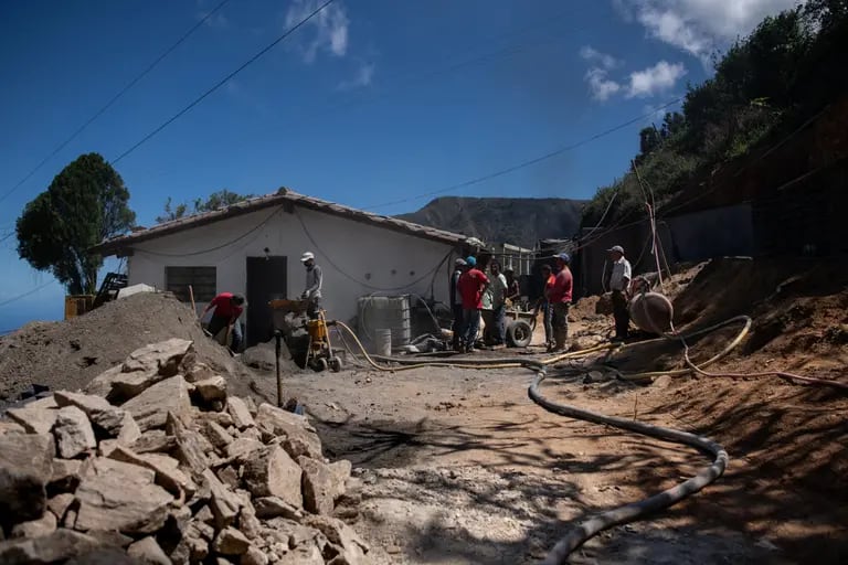 Construcción cerca de una casa de estilo tradicional en Galipán.Fotógrafo: Gaby Oraa/Bloombergdfd