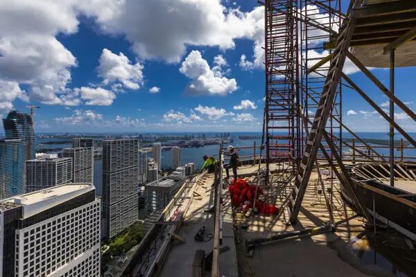Foto de Miami do ponto de vista de uma torre em construção