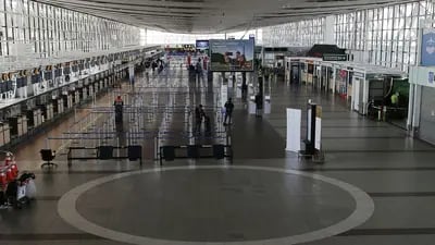 Pasajeros en el aeropuerto internacional Arturo Merino Benitez en Santiago, Chile.