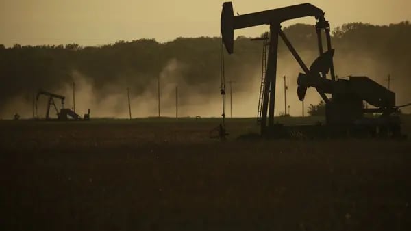 Petróleo registra primera caída mensual en 2022 a medida que OPEP+ aumenta ofertadfd
