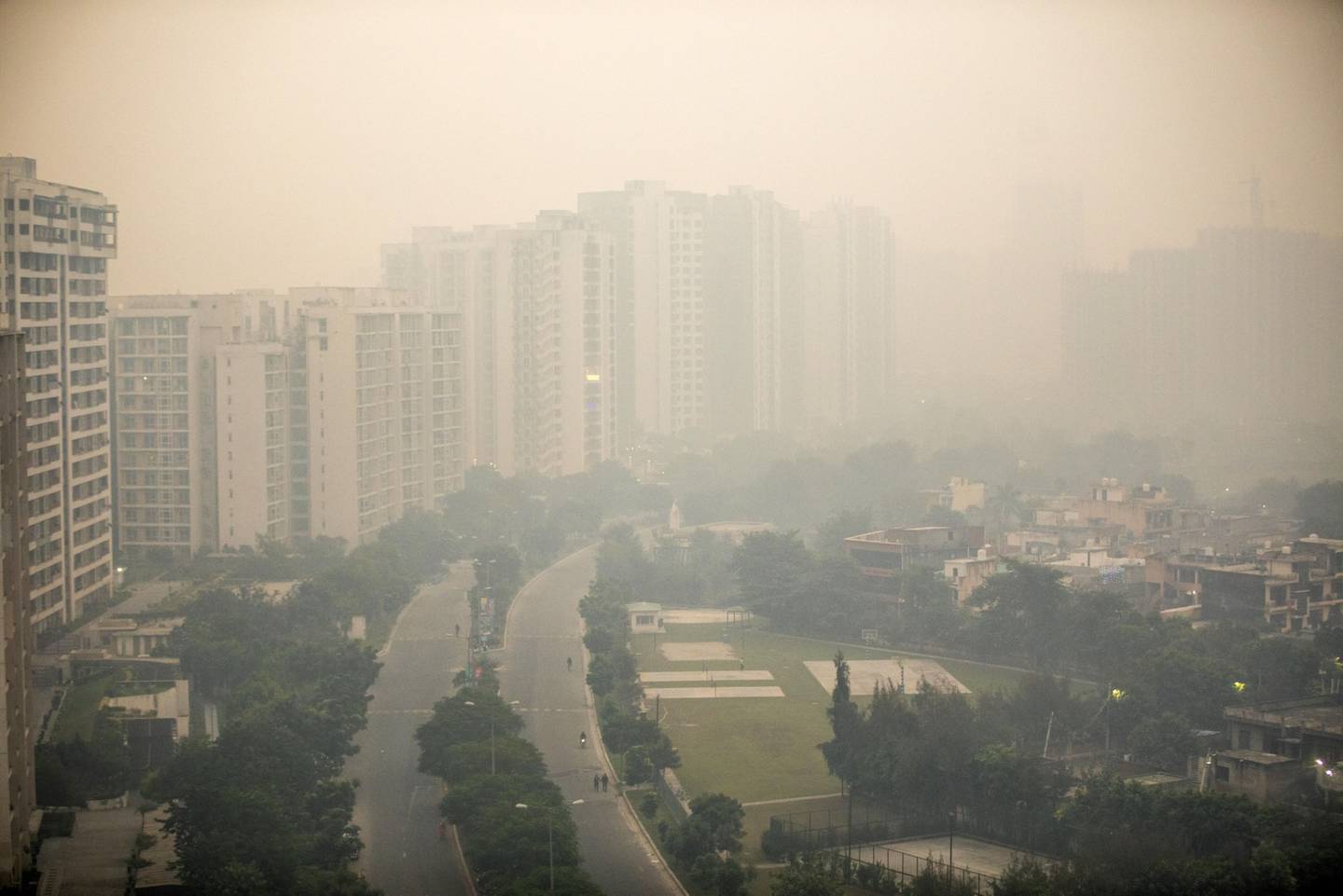 Edificios envueltos en smog en Noida, Uttar Pradesh, India, el martes 9 de noviembre de 2021. El aire tóxico ha envuelto a la capital de la India y sus alrededores, convirtiéndola en la ciudad más contaminada del planeta. Fotógrafo: Prashanth Vishwanathan /Bloombergdfd