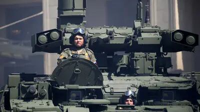 Tripulación a bordo de un vehículo de combate de apoyo de tanque 'Terminator' durante un desfile militar del Día de la Victoria en la Plaza Roja que marca el 75 aniversario de la victoria en la Segunda Guerra Mundial, el 24 de junio de 2020 en Moscú, Rusia. Foto: Kirill Kallinikov - Host Photo Agency via Getty Images