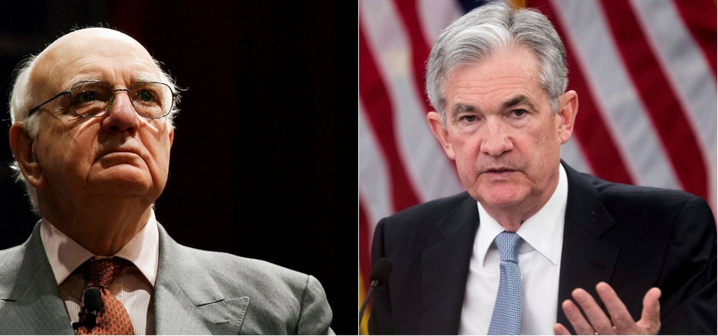 A la izquierda, Paul Volcker, presidente de la Fed de 1979 a 1987. A la derecha, Jerome Powell, actual jefe del banco central estadounidense