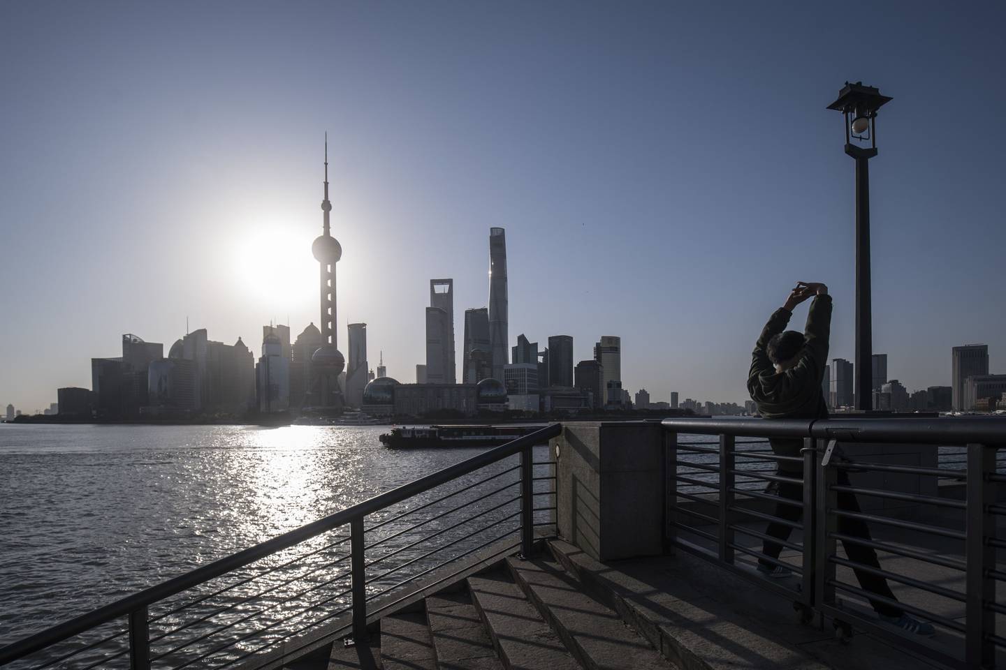 Autoridades chinesas correm para estancar baixa nas bolsas