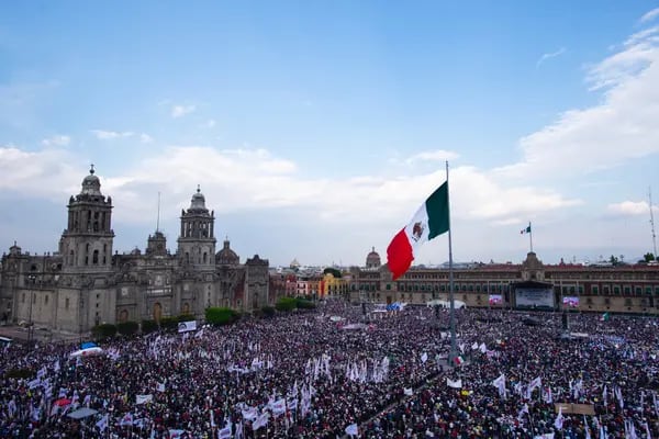 Simpatizantes del presidente Andrés Manuel López Obrador escuchan el discurso del mandatario sobre el aniversario 85 de la Expropiación Petrolera en el Zócalo de Ciudad de México (Foto: Presidencia).