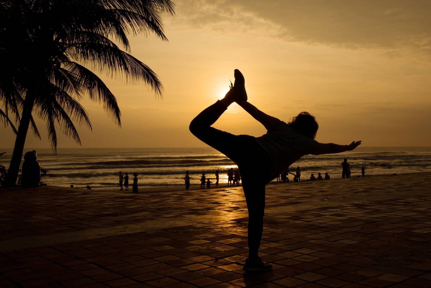 Una mujer se siluetea mientras hace equilibrio durante el ejercicio matutino. Fotógrafo: SeongJoon Cho/Bloomberg